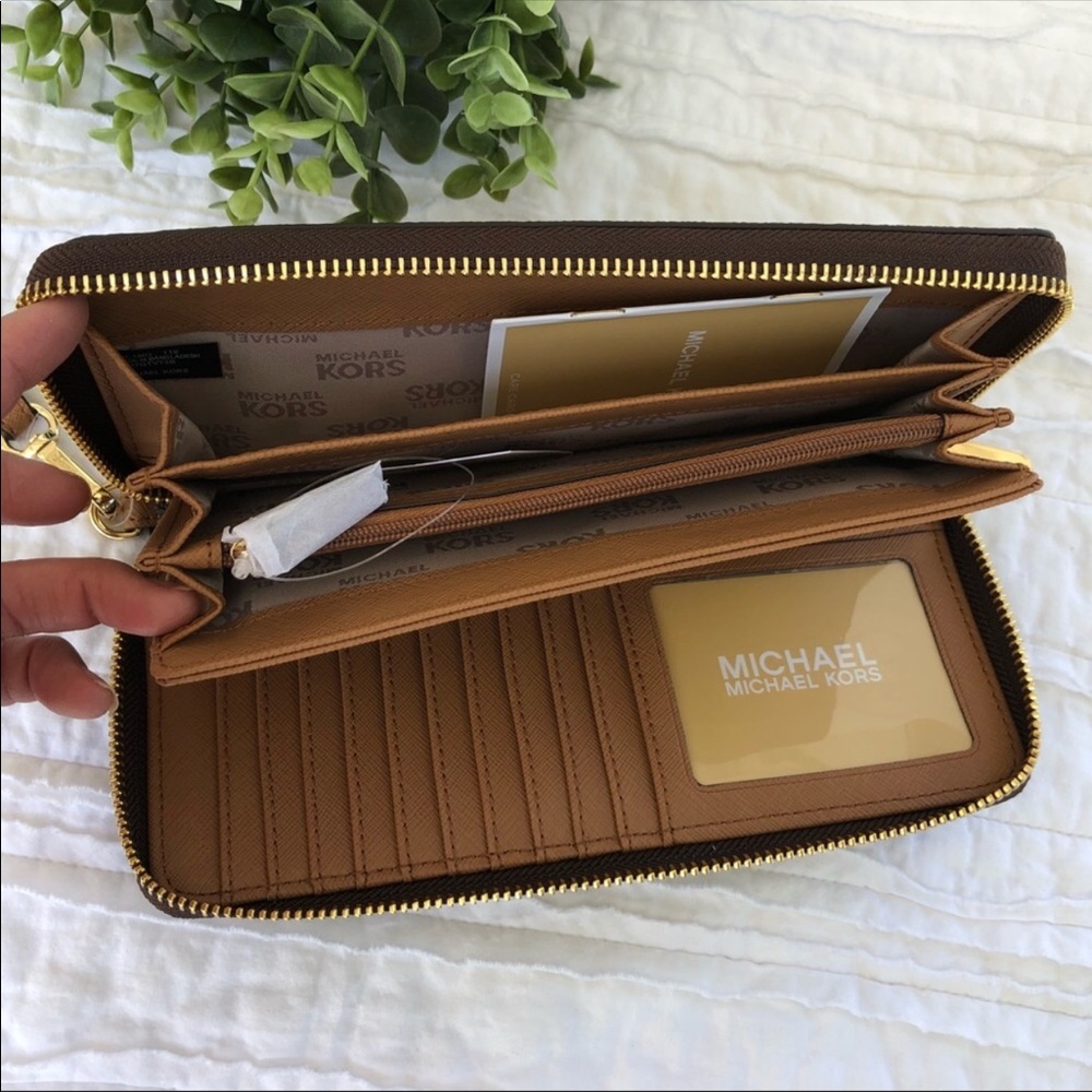 Michael Kors Jet Set Travel Continental Wallet - Picture 4 of 5